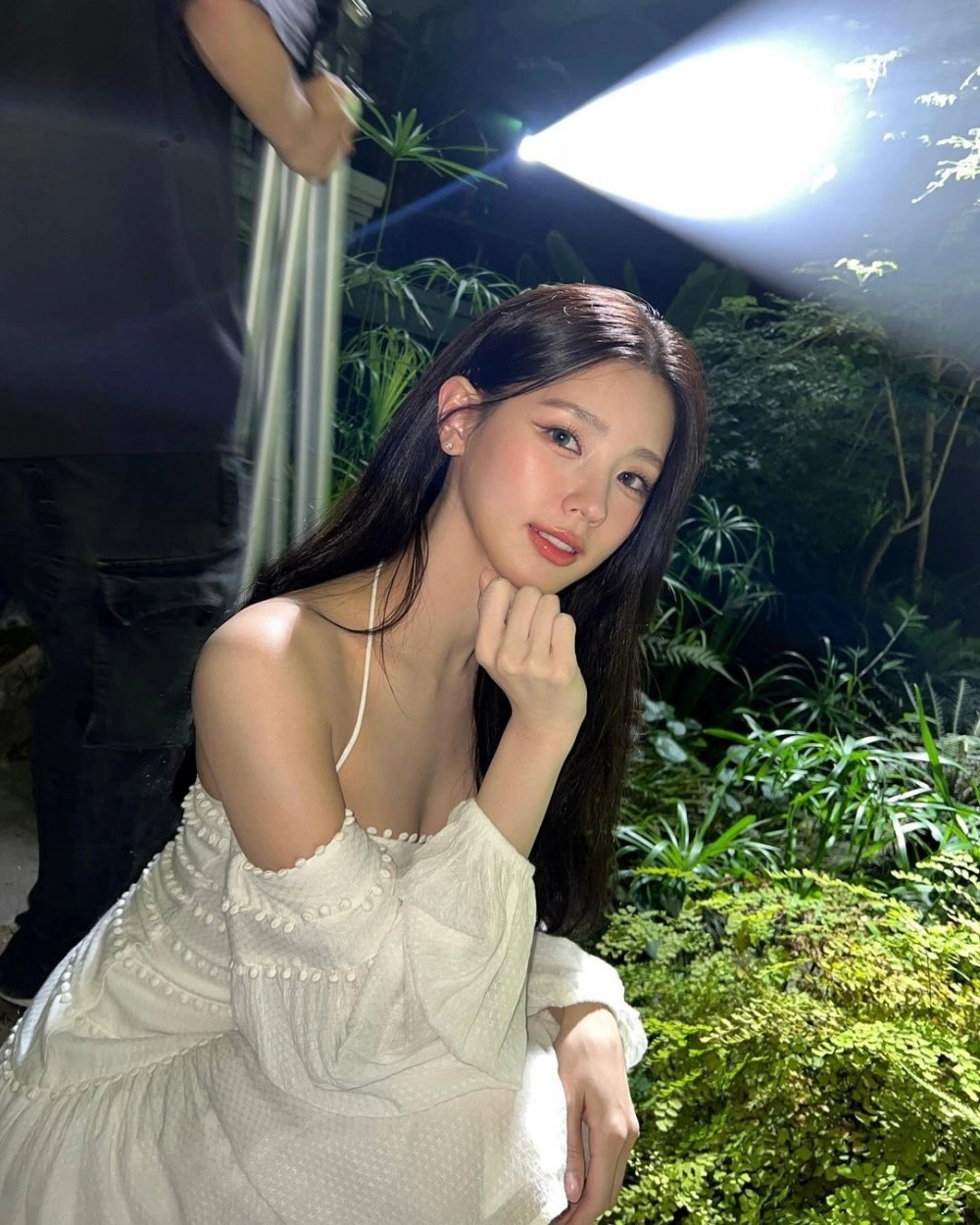 여자아이들 미연 청순한 화이트 끈원피스 은근한 가슴골 - 인스타