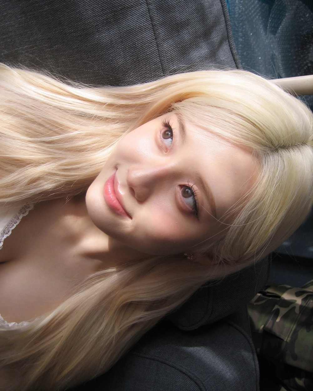 라잇썸 나영 러블리한 레이스 민소매 가슴골 - 인스타