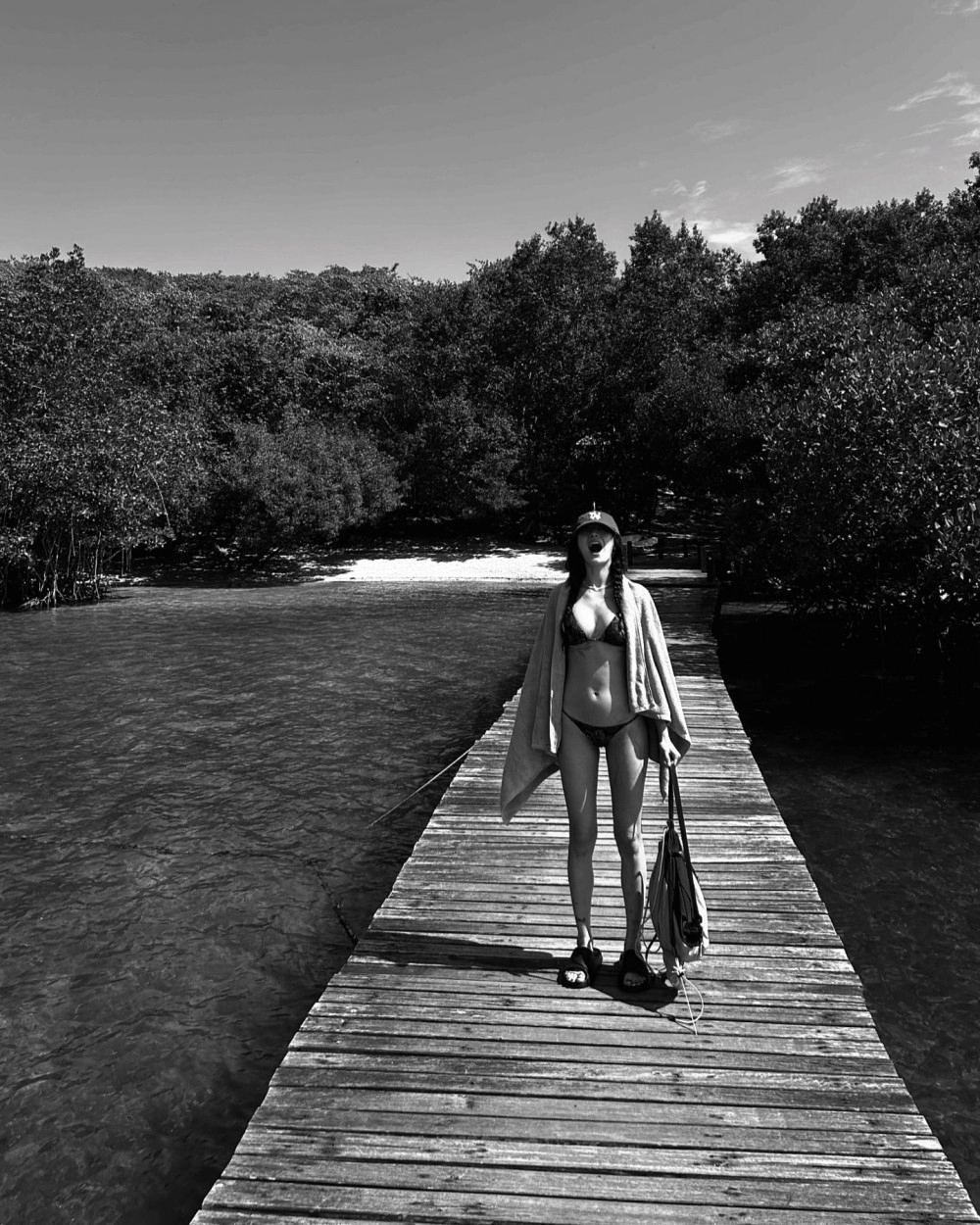 바닷가 꽃무늬 끈비키니 T백 엉덩이 노출 나나 몸매