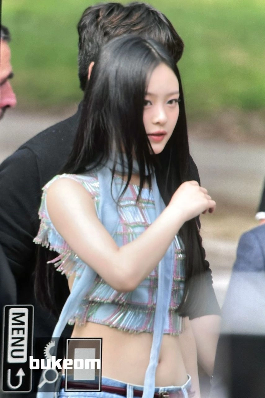 구찌쇼 참석한 뉴진스 하니 과감하고 매끈한 등짝과 배꼽