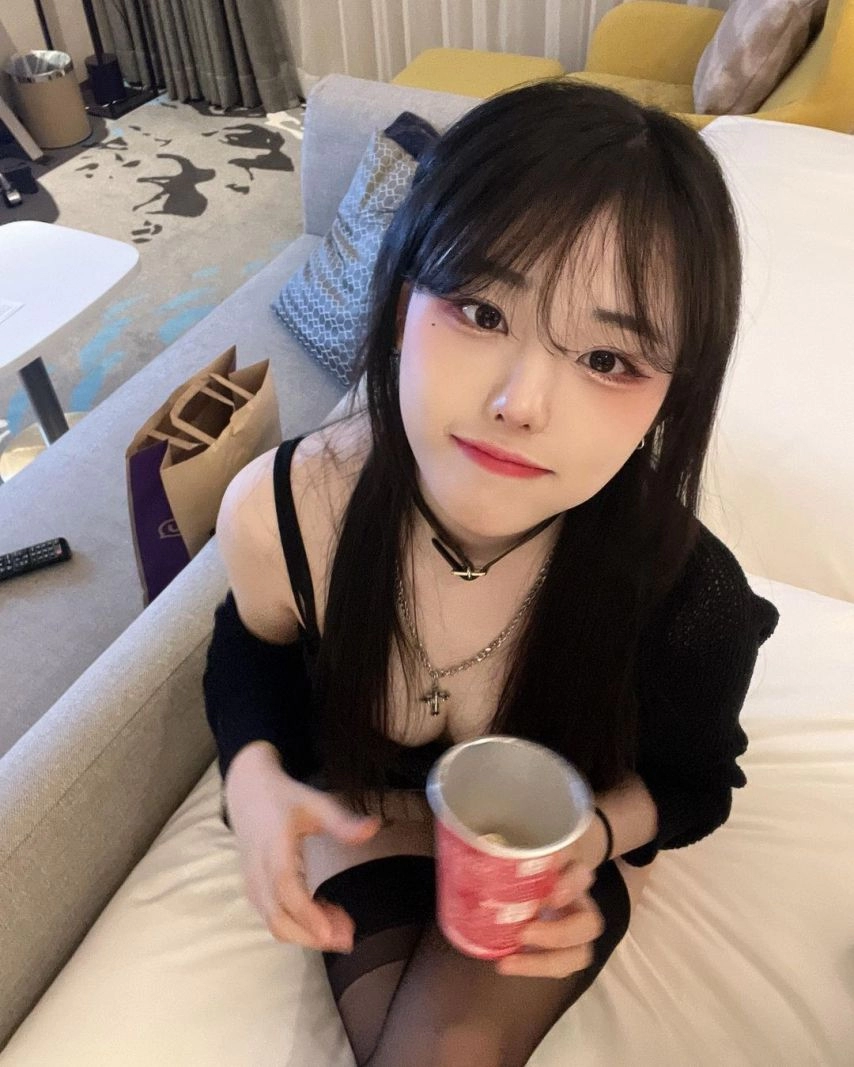 가슴골 살짝 노출한 슬립입은 QWER 히나