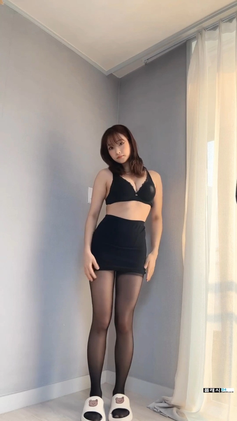 명아츄 출근 룩북 검스 T백 브라 착용