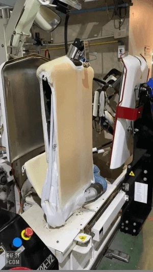 기계를 이용한 셔츠 다림질.