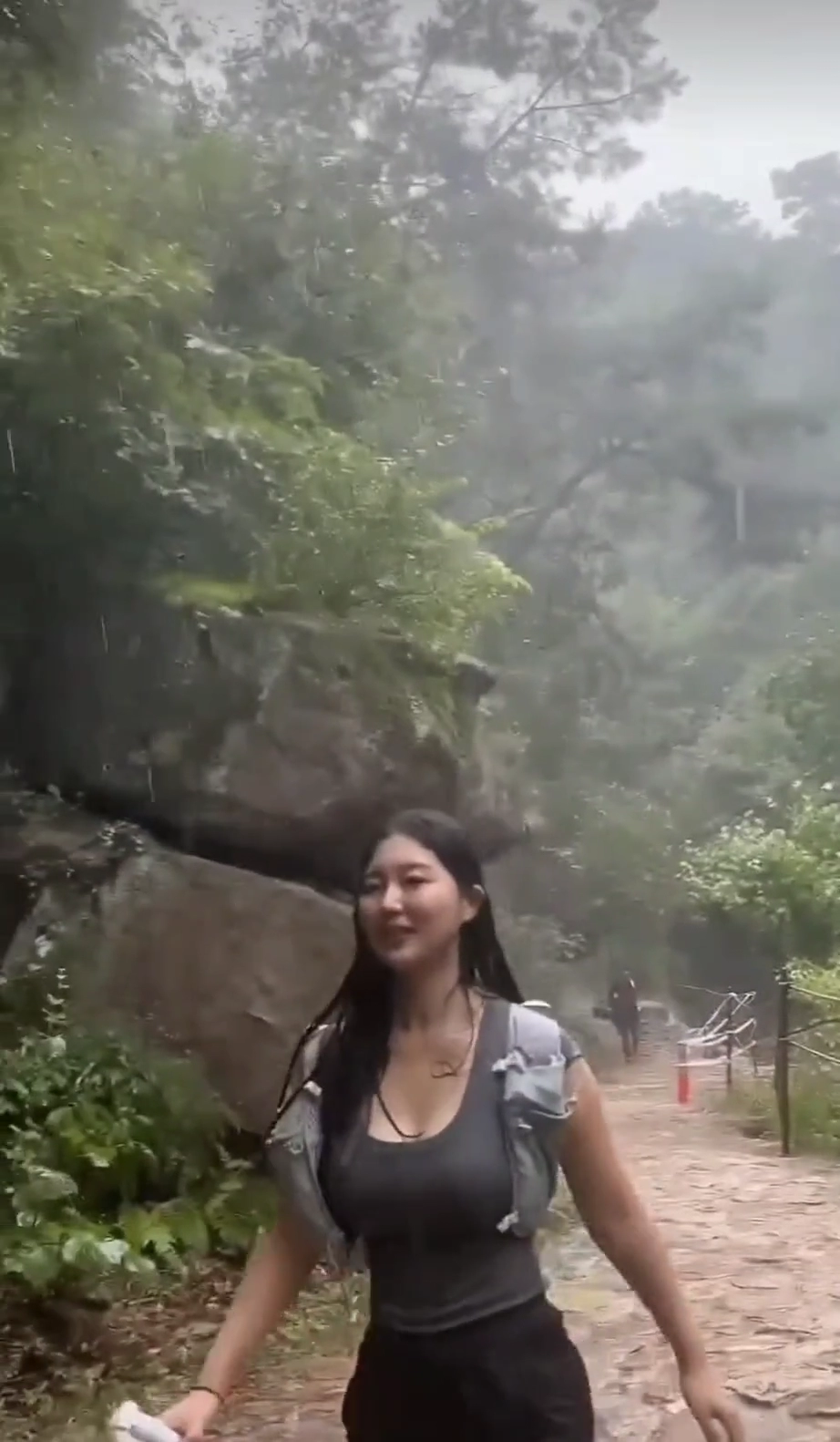 젖은 가슴 출렁이며 등산 즐기는 나