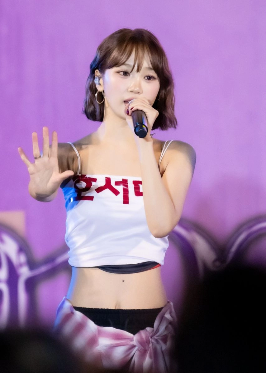 르세라핌 김채원 시원한 흰 끈나시 겨드랑이 배꼽