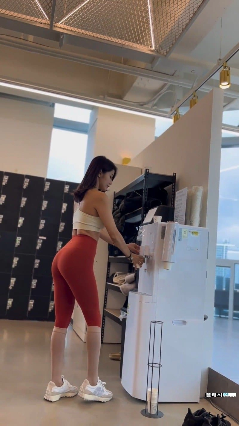 헬스장에간 오또맘 빨간 레깅스 스포츠브라 슴골 노출