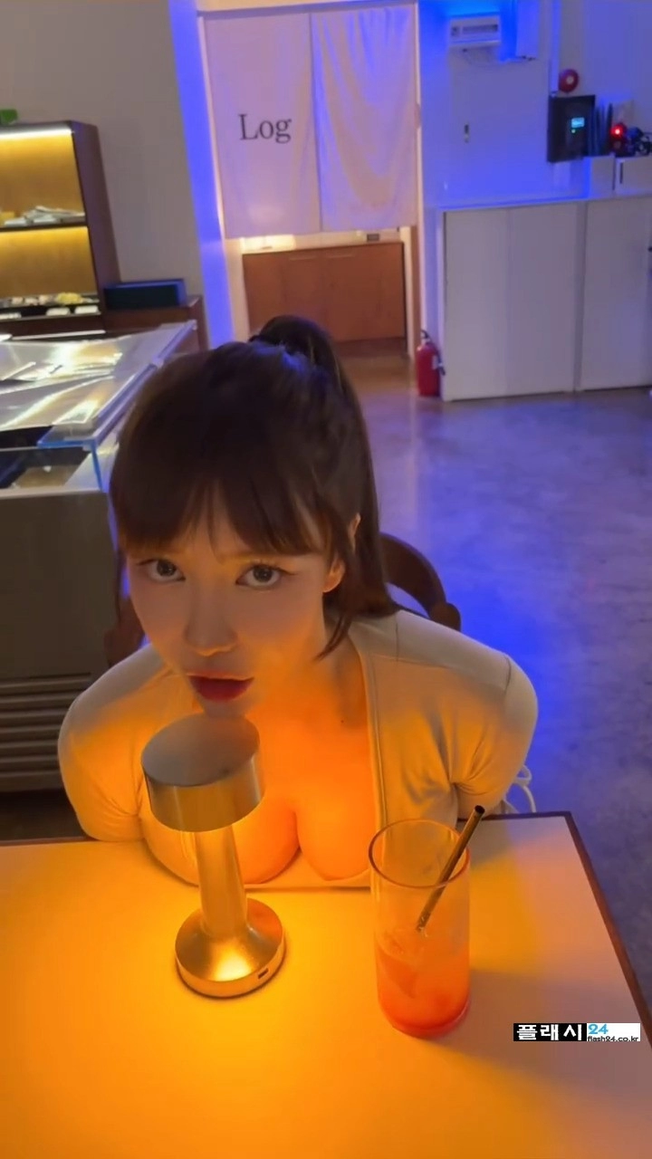 테이블위에 묵직 미드 올려놓은 겨우디