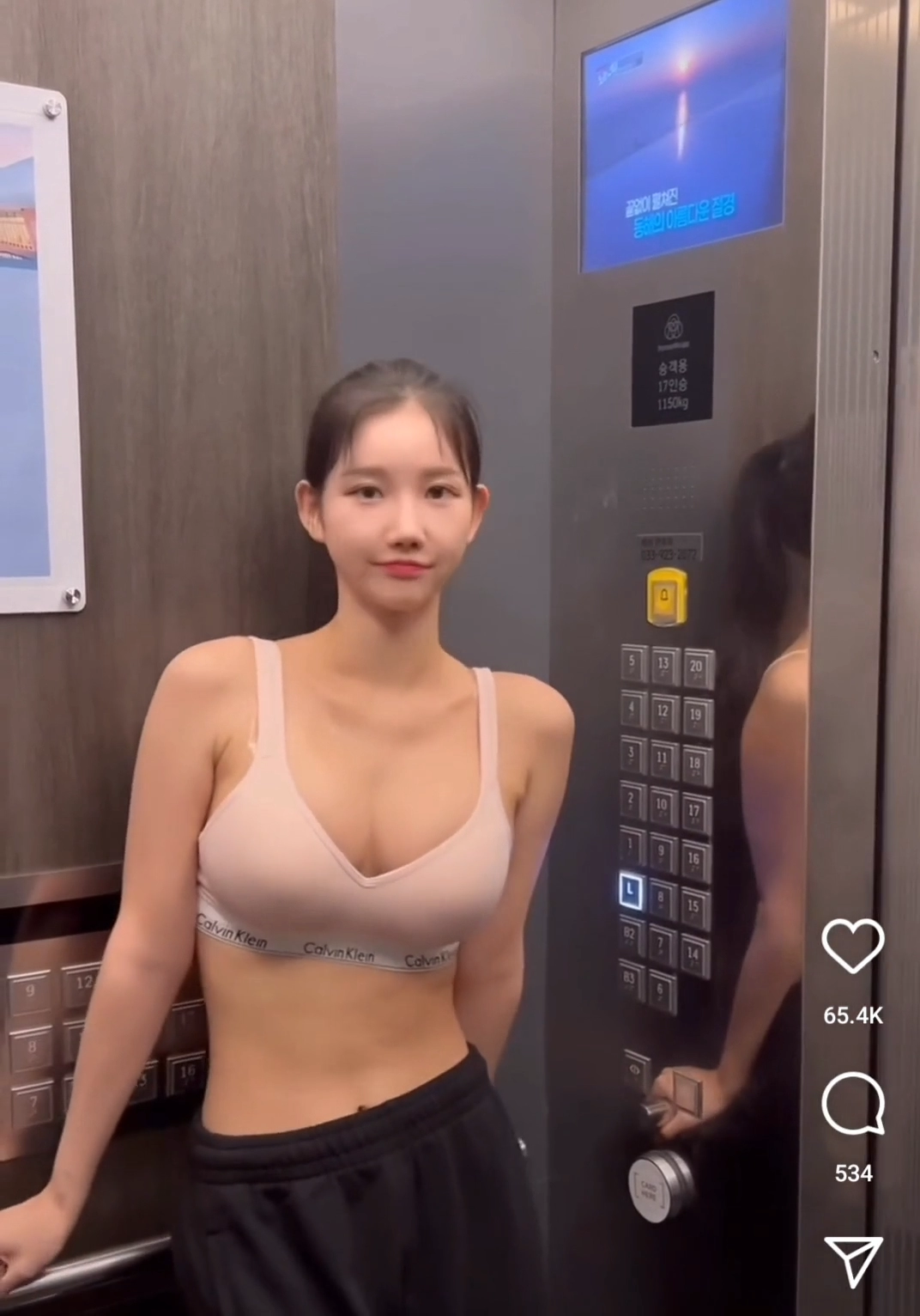 가슴골 노출 운동복 입은 처자와 엘리베이터에 탄다면..