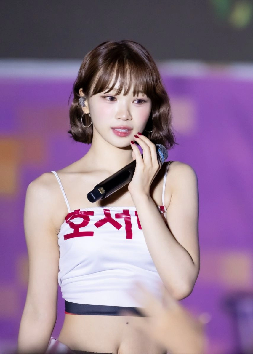 르세라핌 김채원 시원한 흰 끈나시 겨드랑이 배꼽