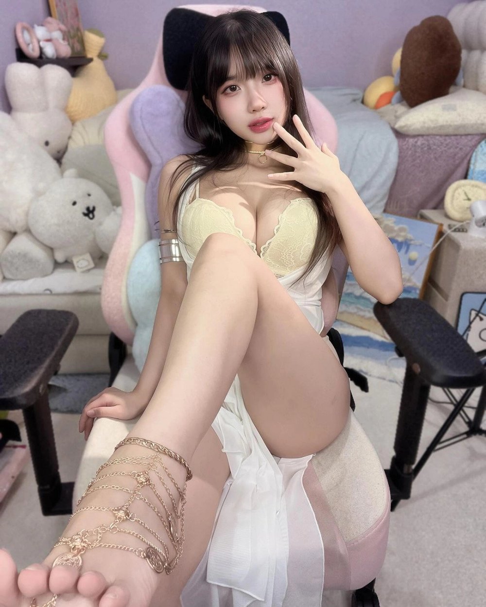 침대위 브라만 걸치고 묵직 미드 뽐내는 홍콩 여캠