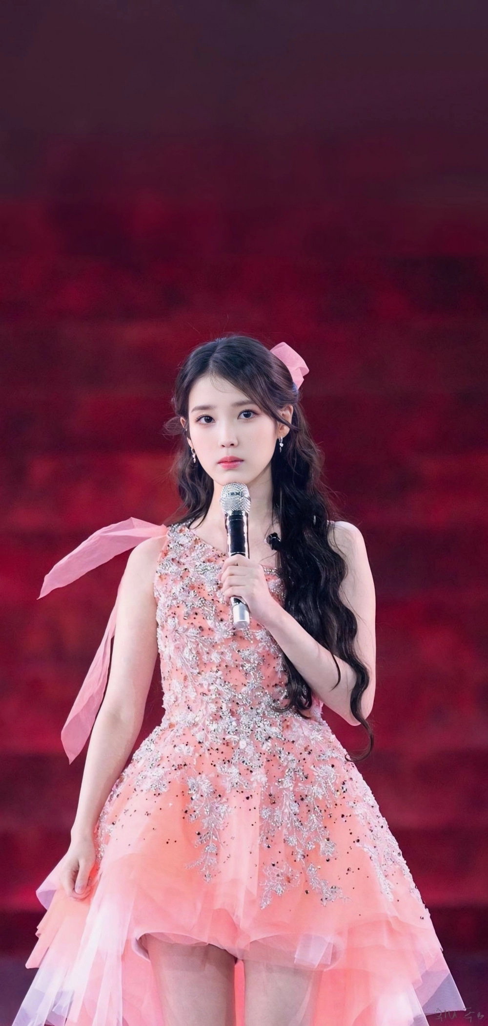 항상 90도로 정중하게 인사하는 아이유 가슴꼴 노출 팬서비스