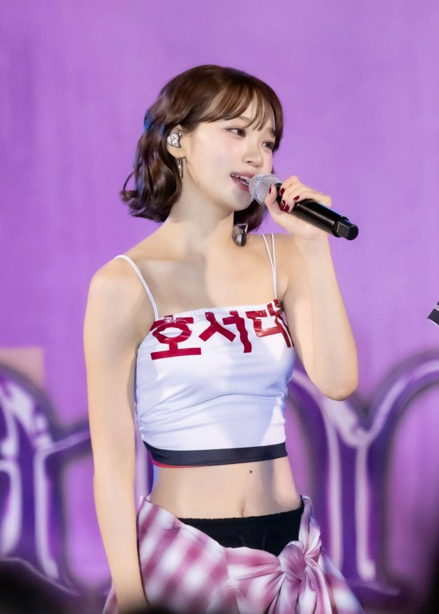 르세라핌 김채원 시원한 흰 끈나시 겨드랑이 배꼽