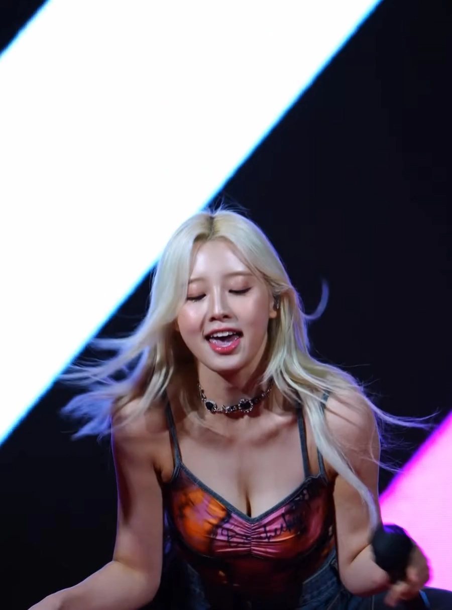 라잇썸 금발 나영 알록 끈나시입고 가슴골 노출