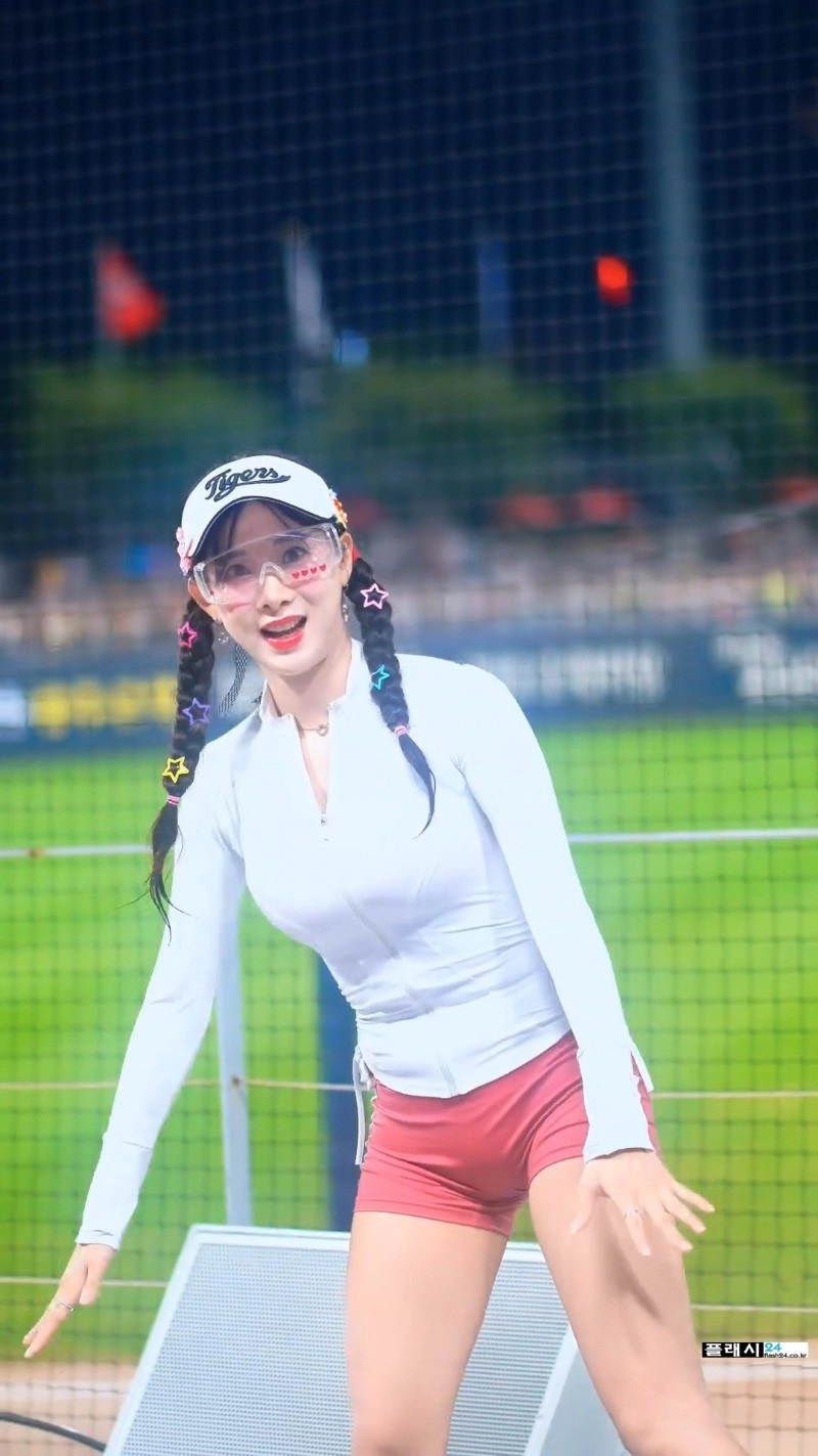 김한나 치어리더 숏레깅스 사이로 비치는 므흣한 도끼자국