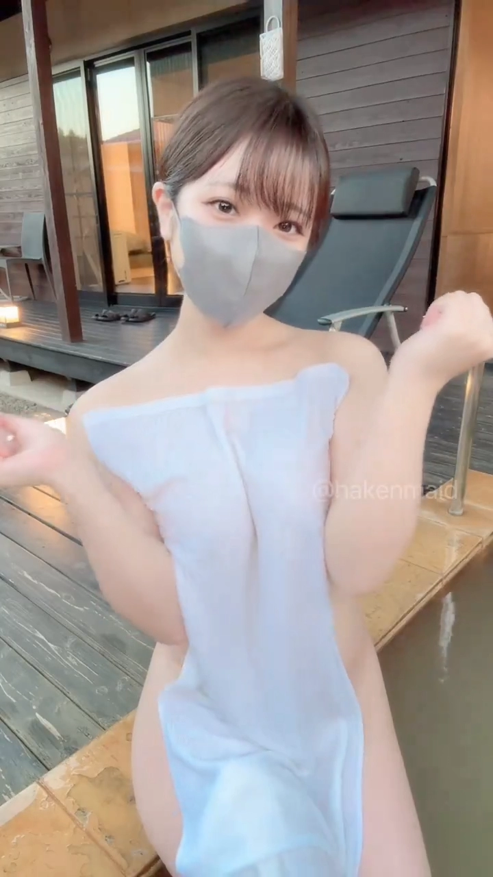 수건만 들고 탕에 들어간 묵직한 그녀