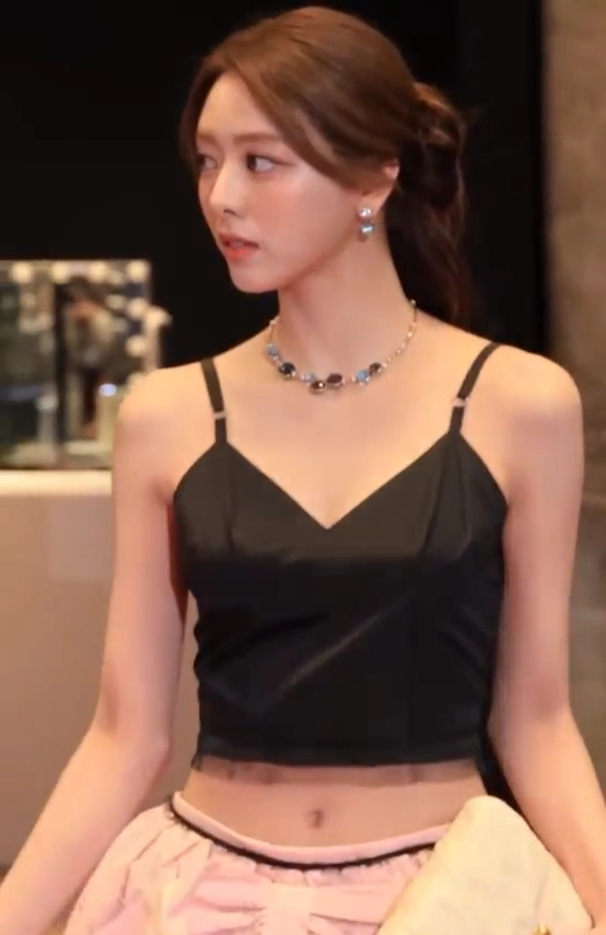 있지 유나...검정 끈나시 므흣 가슴