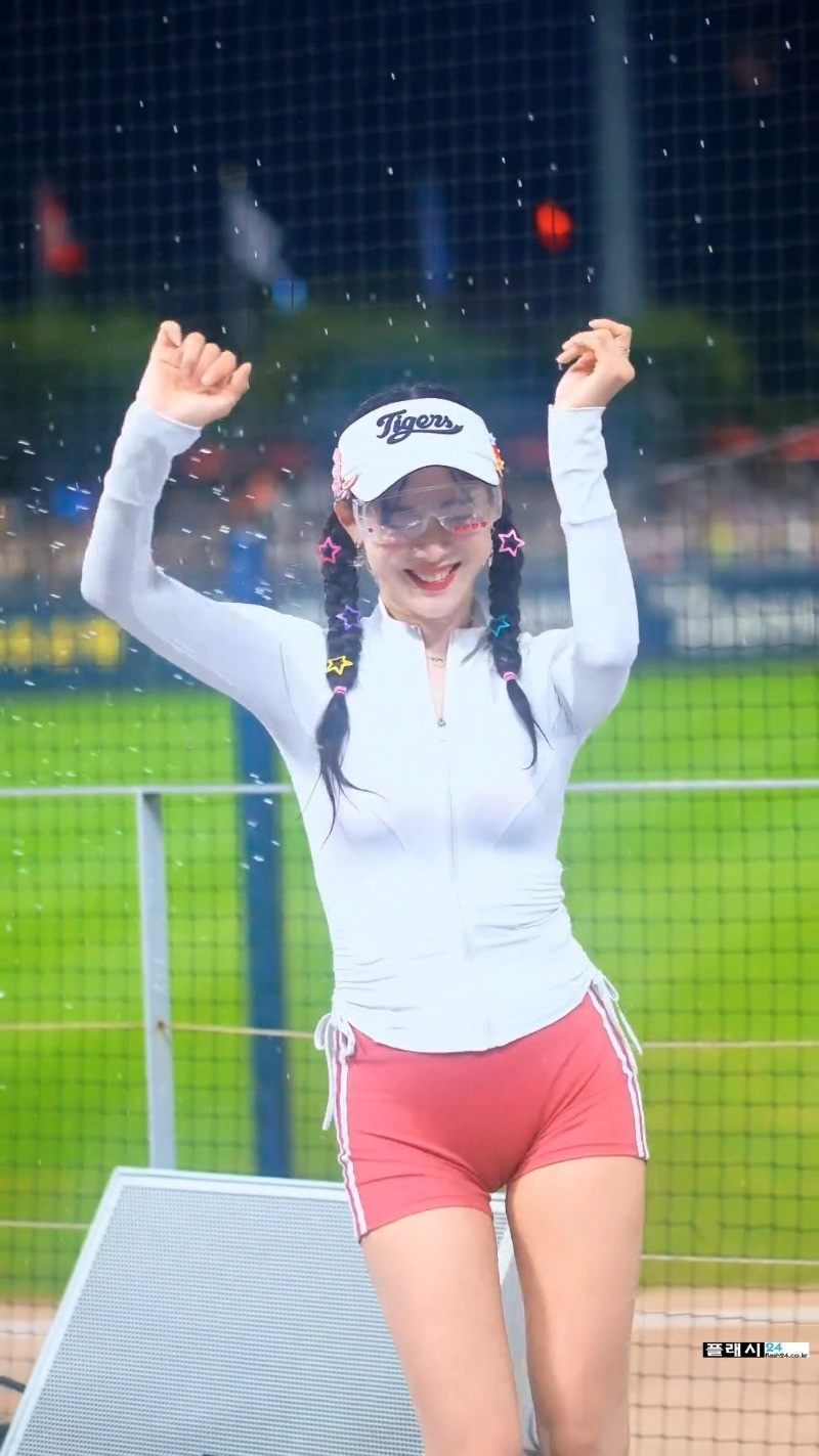 김한나 치어리더 숏레깅스 사이로 비치는 므흣한 도끼자국