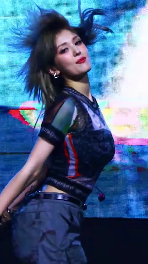 크롭티에 꽉찬 미드 바운스 전소미