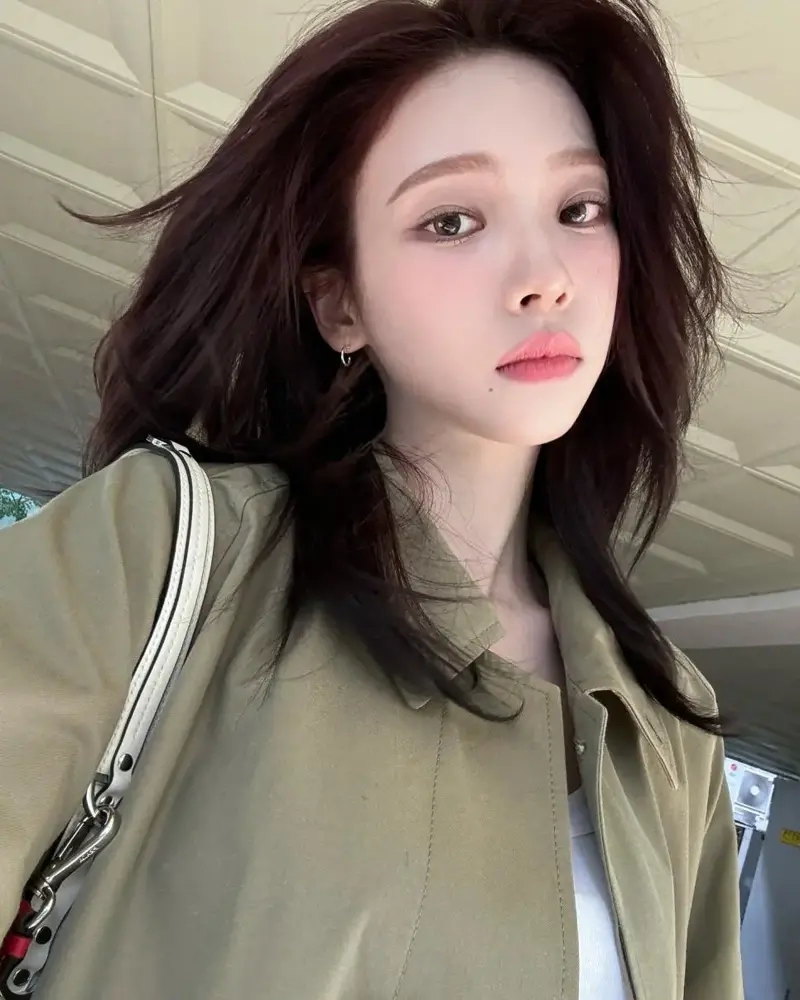 가을타는 카리나 야상사이 봉긋한 가슴