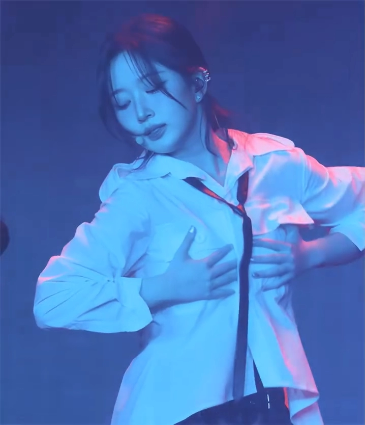 흰 셔츠에 검정 넥타이 가슴 모으는 안무 엔믹스 오해원