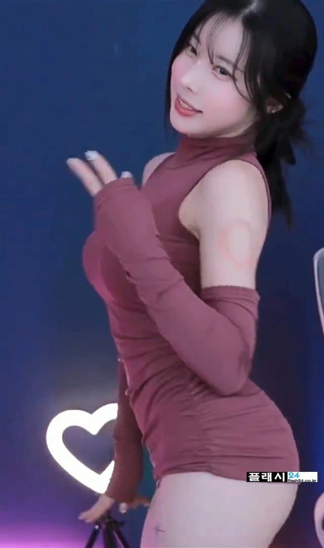 방송하는 김우유 자연스레 팬티노출 치마길이 수준