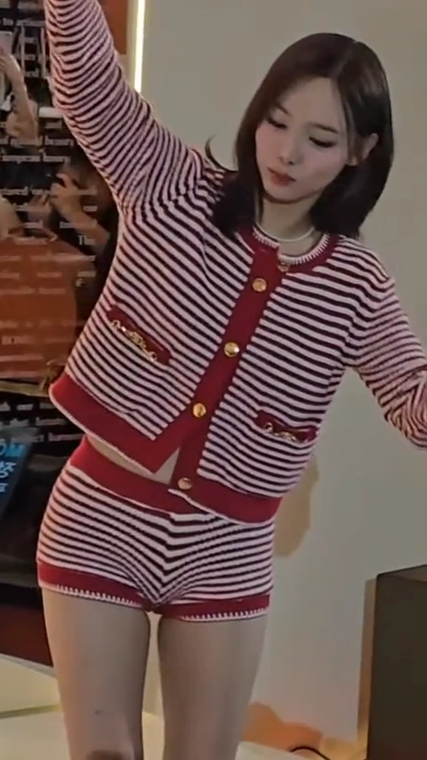 부각된 Y존이 트와이스 나연 야벅지 노출 후방주의