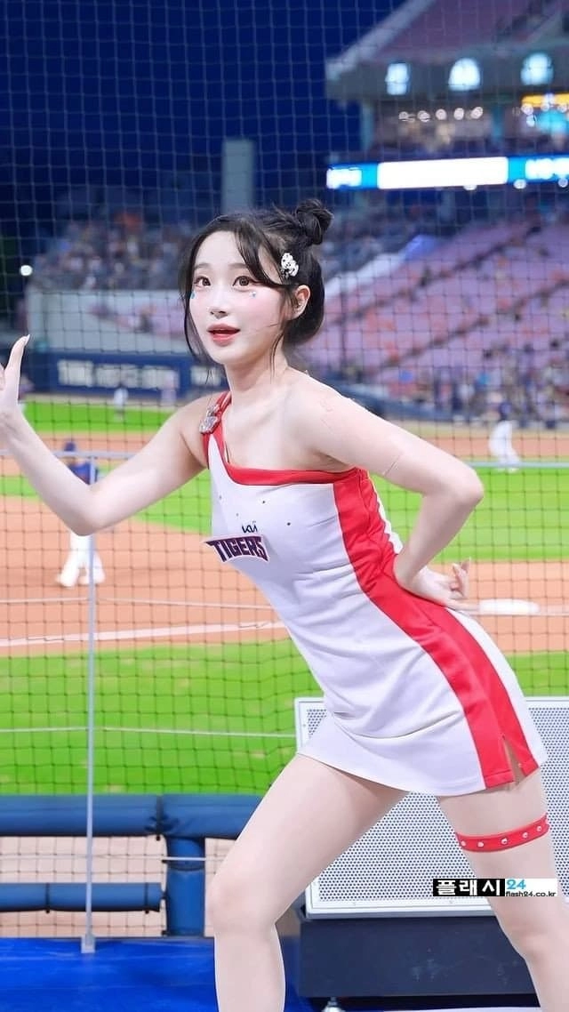 치어리더 이주은 핫팬츠 뽀얀 야벅지 야꼽 노출