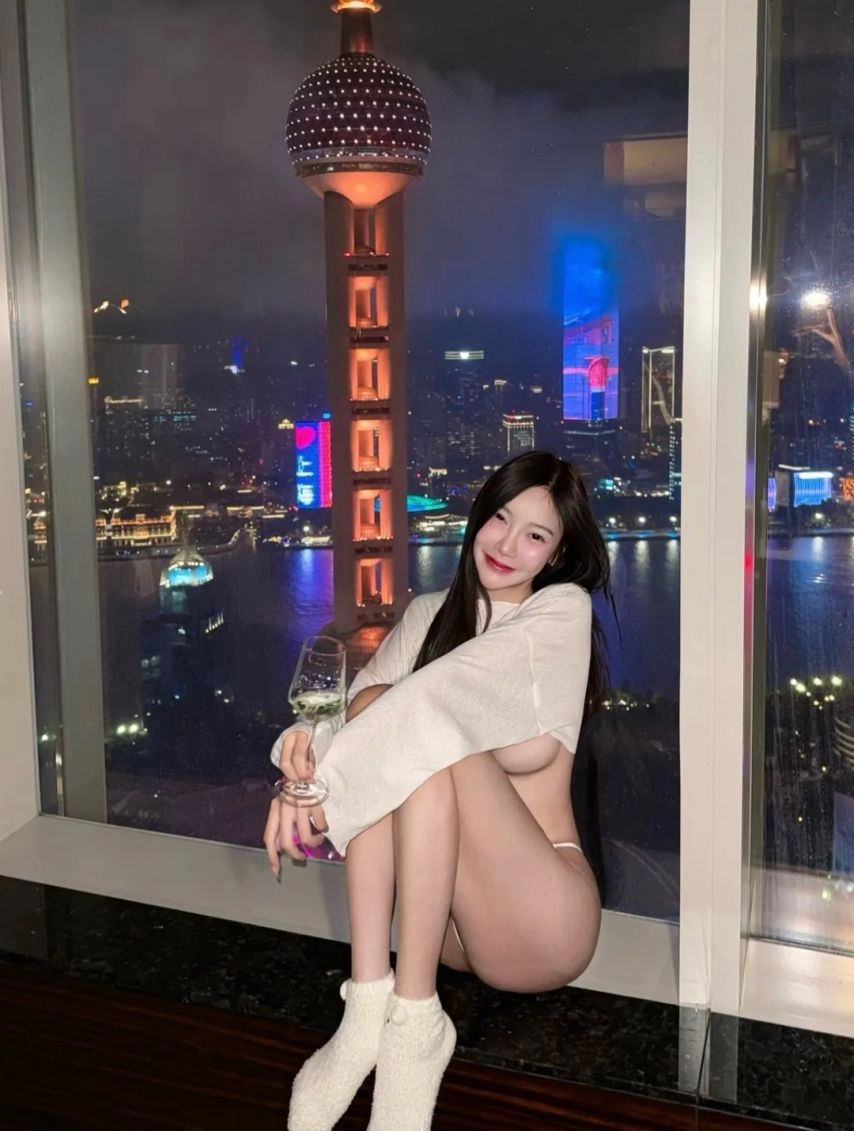 중국 bj 크롭티에 흰팬티만 입고 뒤태 자랑