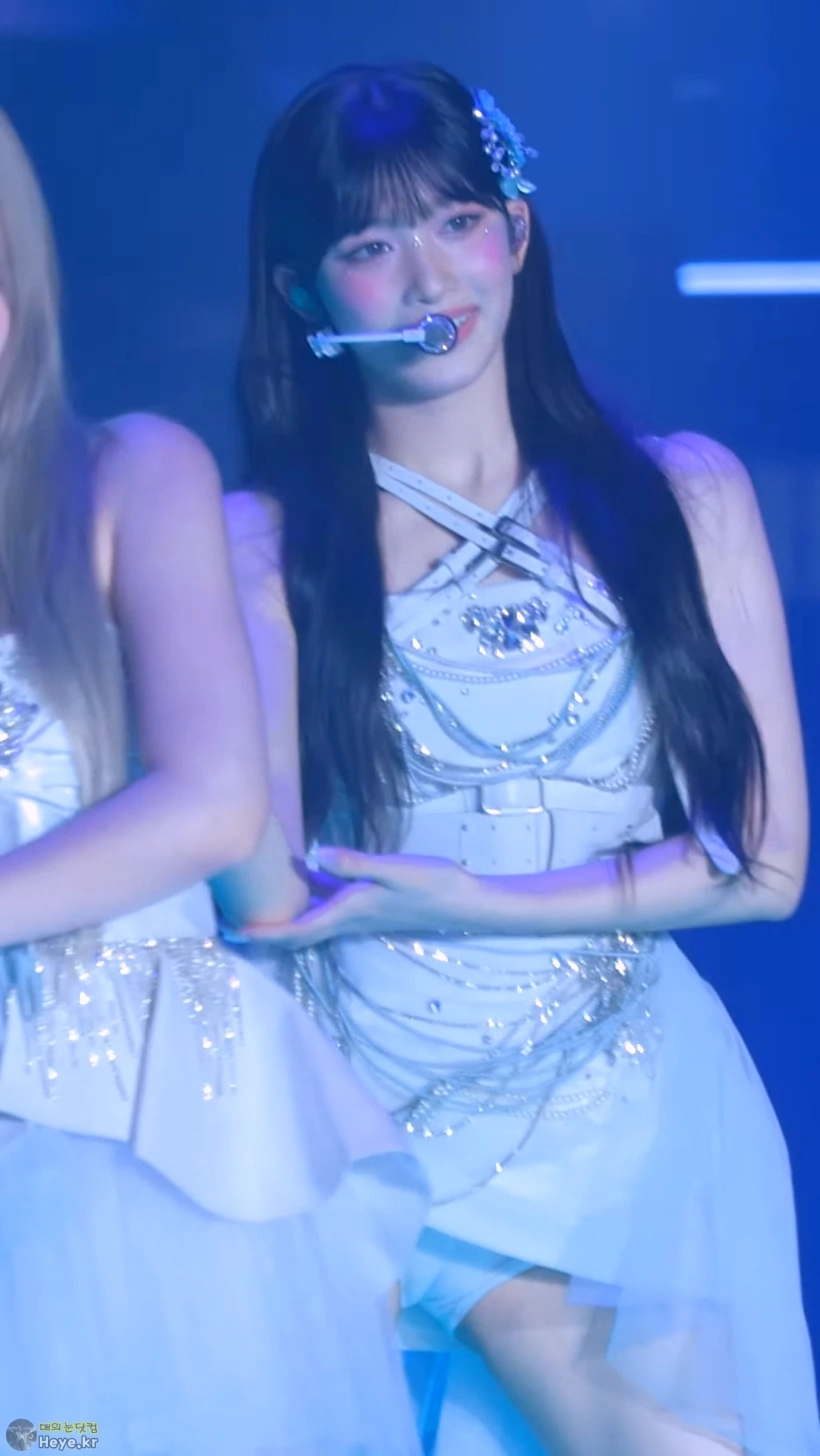 올라간 치마가 신경 쓰이는 아이브 이서 타이트한 레깅스 속바지 도끼노출