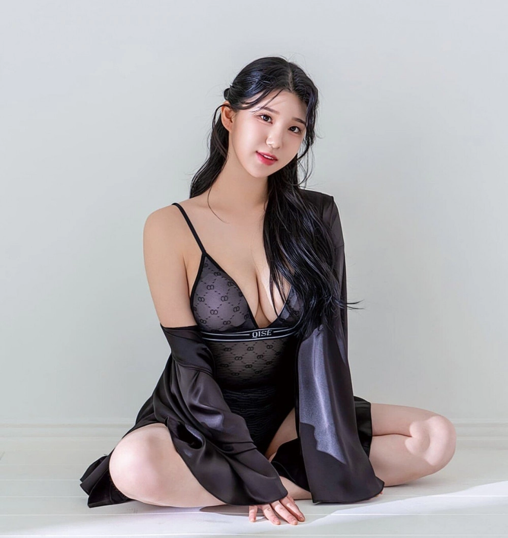 수원특례시 김현영 치어리더 맥스큐 화보 묵직 가슴골 노출
