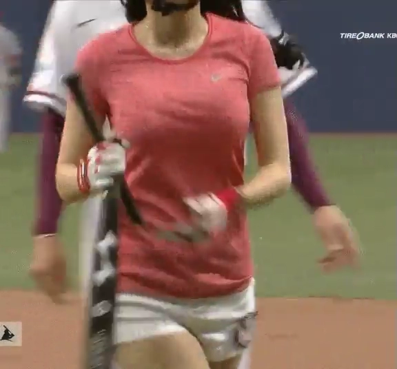 야잘알.. 카메라맨도 가슴에 눈이가는건 본능