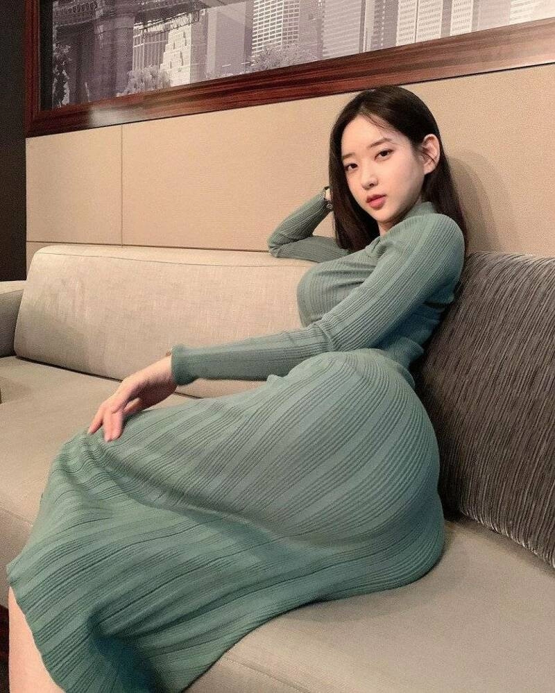 은꼴 뒤태 노출한 신도시룩 입은 신재은