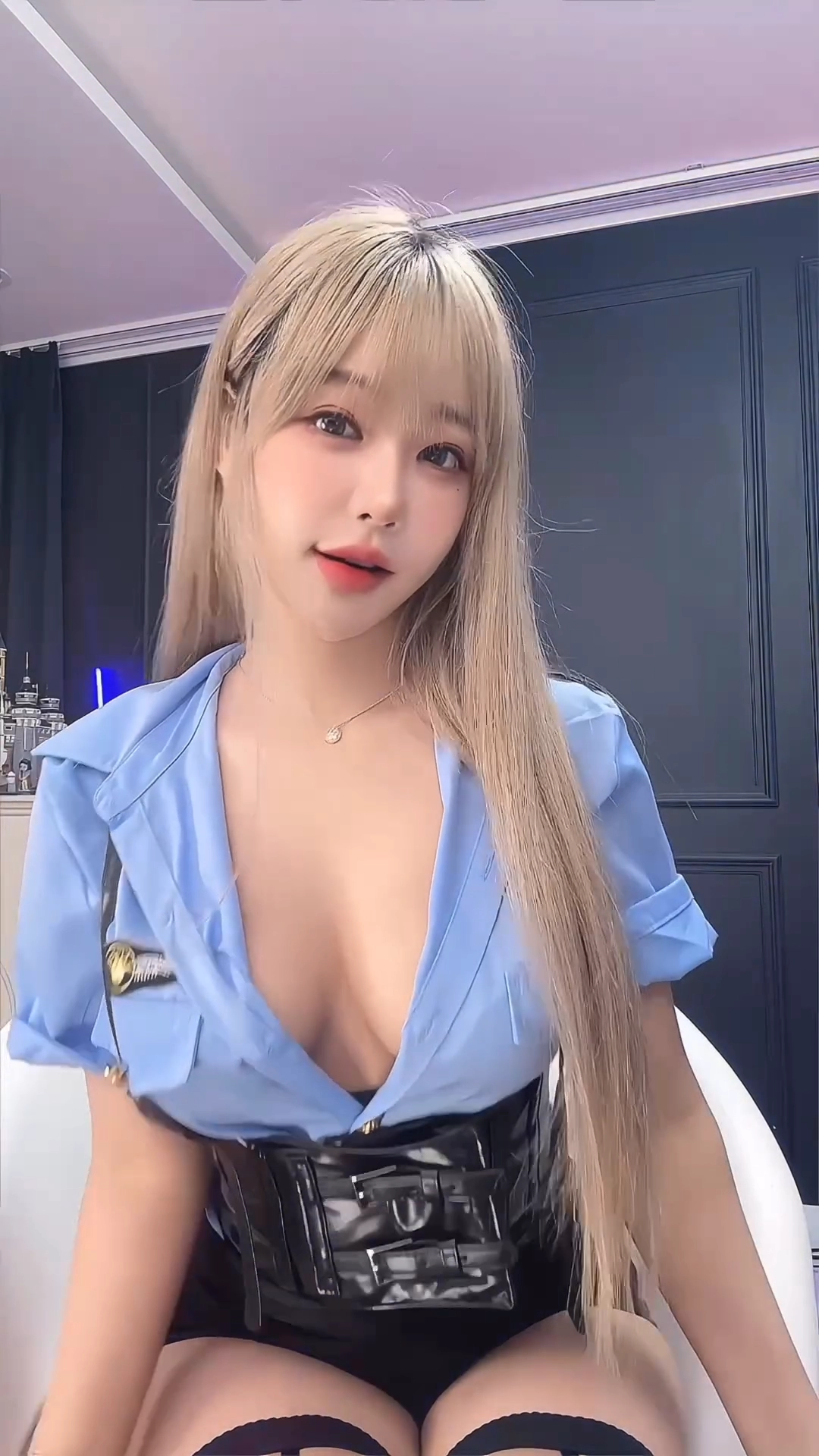 하루 경찰 코스프레 풀어헤 가슴골