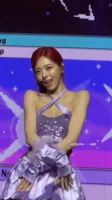 보라색 홀터넥 요망하게 가슴골 모으는 ITZY 유나