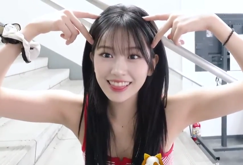 고양이 하트하는 아이브 안유진 빨간 줄무늬 끈나시 은꼴 야드랑이