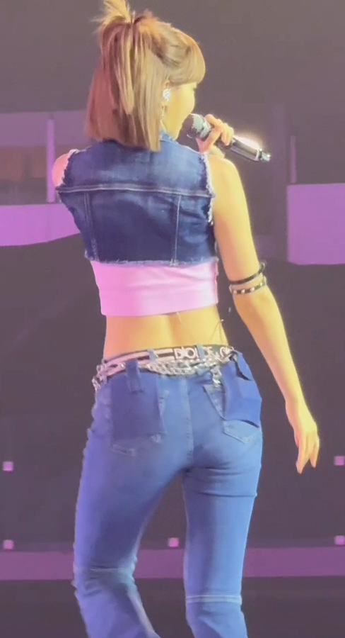 르세라핌 김채원 청바지 뒤태 실한 엉덩이