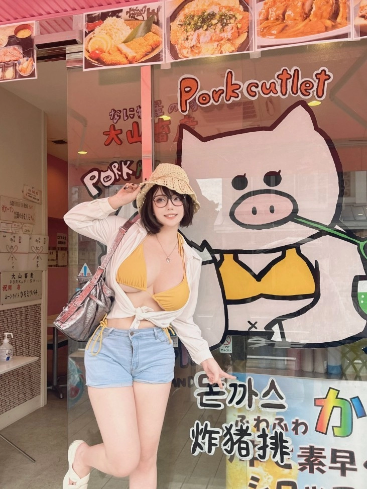 노란 끈비키니룩으로 돌아다니는 존예녀