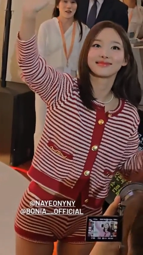 부각된 Y존이 트와이스 나연 야벅지 노출 후방주의