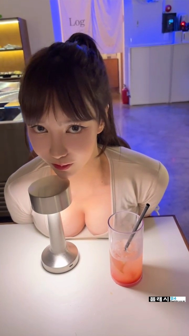 테이블위에 묵직 미드 올려놓은 겨우디