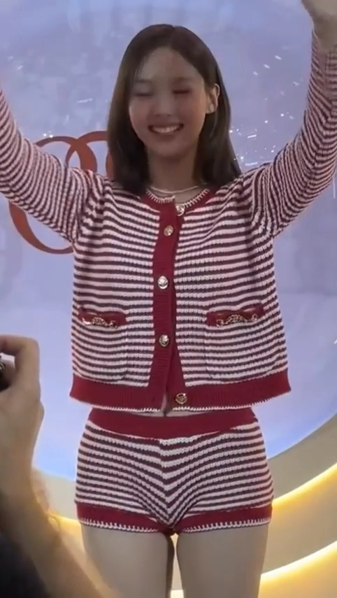 부각된 Y존이 트와이스 나연 야벅지 노출 후방주의