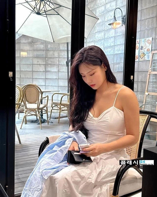 전보람 끈 슬림 노브라 원피스 셀카