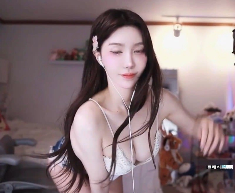 팬티보다 작은 핫팬츠 입은 BJ겨우디