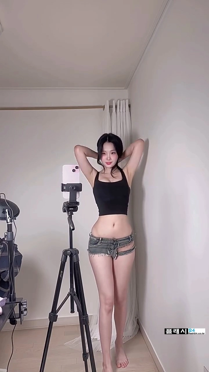 모델 유빈 찢어진 청바지 사이로 팬티노출