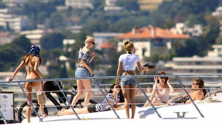 비키니 미녀들이랑 휴가 즐기는 디카프리오