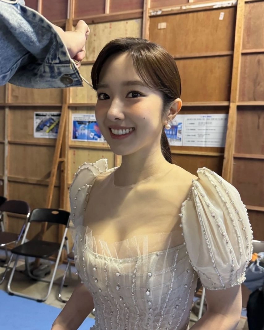 작정하고 가슴골 노출중인 이혜성 아나운서