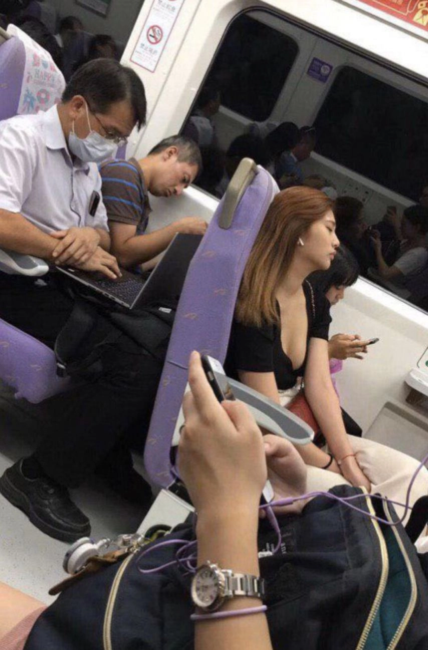 기차안 단추 풀린지 모르고 잠든 가슴 노출 스시녀