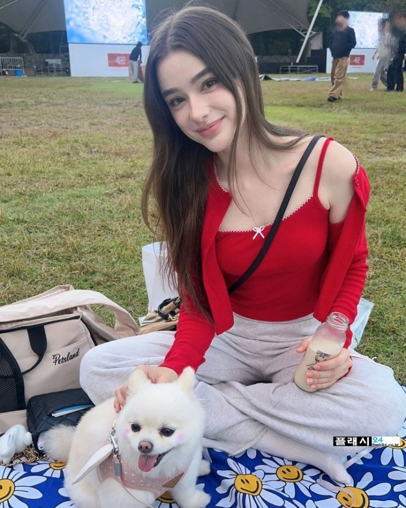 크로스백 아찔한 가슴골 엘프 모델 다샤 타란