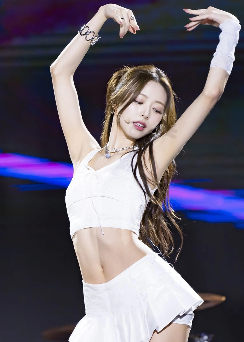 시원한 화이트 의상 야한 배꼽 잇지 유나