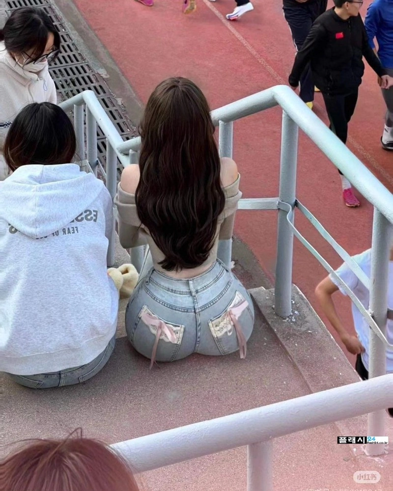 눈을 뗄수 없는 아찔한 청바지 뒤태