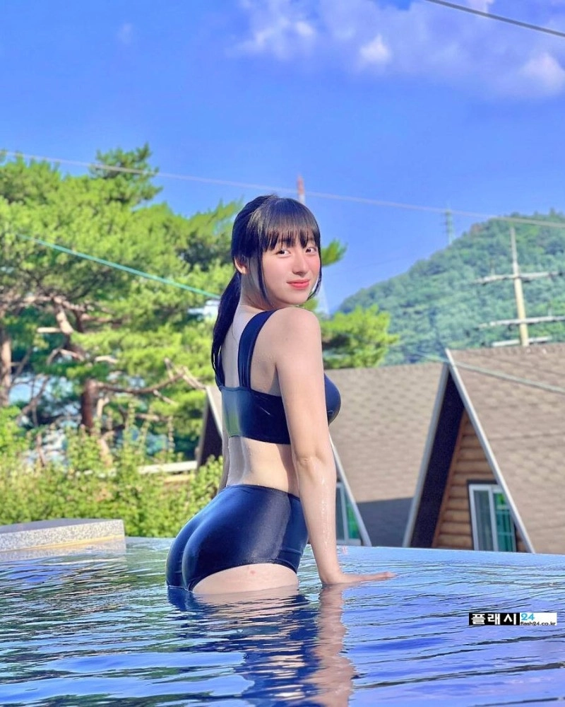 남자들한테 인기 많은 탱글한 엉덩이 하지원 치어리더 수영복 몸매